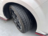 NISMO専用17インチアルミホイール。目立つような傷もなく状態良好です。