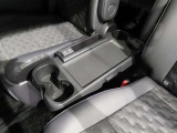 2列目シート間には折りたたみ可能なテーブルがございます。充電用のUSBポートも付いてます!