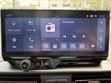 Apple CarPlay、Android Auto 対応。スマホを接続するとタッチスクリーン上でマップ、通話、メッセージ、ミュージックなどのアプリをスマホ同様に操作できるミラースクリーン機能搭載