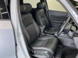 仕立てのいい高級感のある本革シートです ※ヘッドレストやフロントシートの座面及び背もたれの一部が本革、それ以外の部位とリヤシートは合成皮革やファブリックを使用しています