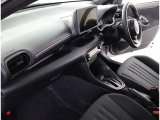 スタイリッシュなブラック系を基調とした内装色。