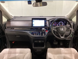 車内は光触媒抗菌消臭施工済です。インパネ周りはスタイリッシュなデザインで機能や装備も充実しています。グローブボックスやカップホルダーのほかにトレーなどたくさんの収納スペースが付いています。