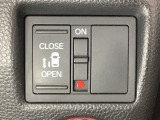 左側電動スライドドアは運転席からでも操作ができるように、ハンドル付近に開閉の操作スイッチが付いています。