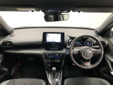 シンプルながら機能性あふれる運転席廻りです。視界性もよく、運転しやすいですよ。
