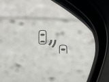 【ブラインドスポットモニター】走行中、ドアミラーの死角になりやすい箇所に後続車が接近するとサイドミラーのレンズに警告を表示!ドライバーに注意喚起をしてくれます。