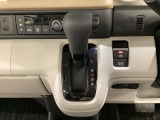 CVT車のセレクトレバーです。低速から高速まで、変速ショックのないスムーズな走りと、エンジン効率のよい領域を維持して燃費にも貢献します。サイドブレーキはスイッチ操作の電子制御パーキングブレーキです。