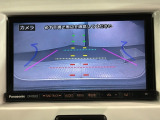 リバースギアに入れるだけで後方の表示へ切り替わります。夜間や雨の日の駐車も楽になりますよ。