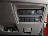 オートマチックハイビームとは、先行車や対向車のライトを認識し、ハイビームとロービームを自動で切り替える機能です。夜道の視界を確保します。詳細は販売店スタッフまでおたずねください。