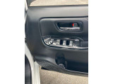 全席パワーウィンドウとなっています。運転席はオートになっているのでワンタッチ開閉することが出来ます。