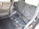 ◆チップアップ&ダイブダウン機構付【ULTR SEAT】は後席座面を左右分割で跳ね上げることができます。トランクで積載できない背の高い荷物をラクラク収納できます。ホンダ車ならではの人気装備です。