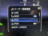 レーンディパーチャーアラートとは車線または走路からの逸脱の可能性を警告すると共に、車線または走路からの逸脱を避けるためのハンドル操作の一部を支援する機能です。詳細は販売店スタッフまでおたずねください。