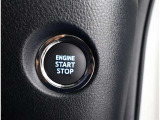 スマートキーを携帯していればキーを取り出さずにドアを施錠&解錠。クルマの始動も可能です。