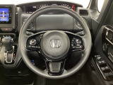 ハンドルにHondaセンシング系のクルーズコントロールやレーンキープアシストなどのスイッチと、オーディオの操作スイッチが装備されています。ハンドルから手を離さず安全に操作できます。