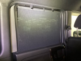 ロールサンシェイドは、太陽光を防ぐので冷房の効きを良くする効果もあるんです。エアコンを控えめにすれば燃費向上も見込めますよ。
