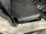 痛みの出やすい運転席シートの角、フロアマット、座面、ともに良好です