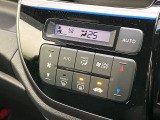 【オートエアコン】一度お好みの温度に設定すれば、車内の温度を検知し風量や温度を自動で調整。暑い&hellip;寒い&hellip;と何度もスイッチ操作をする必要はありません。快適な車内空間には必須の機能ですね♪