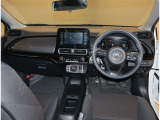 デザインもよく、居心地のよい運転席ですね。分かりやすいスイッチ類ですから操作もしやすく運転をサポートします。ぜひご来店いただき、実際にお座りいただいてステアリングを握ってみてください!