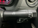 【オートライト】車のセンサーが周囲の明るさを感知し、自動でヘッドライトを点灯・消灯する機能です。この機能は夕暮れ時の交通事故が多い時間帯の安全性を高めてくれます。