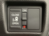 【片側パワースライドドア】片側がパワースライドドアになっており、運転席のスイッチやスマートキーでも開閉が可能です!開口部も広いので乗り降りも楽々♪