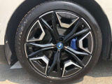 BMW純正22インチホイール。洗練されたデザインで、足元の個性を引き立てます。