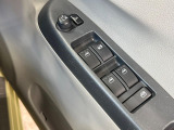 【電動格納ミラー】サイドミラーは電動格納式となっており、狭い駐車場でもキズがつくリスクを抑えられます。