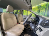 運転席まわりには十分なスペースがあり、大柄な方でもゆったり運転していただける環境です。