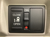 左側電動スライドドアは運転席からでも操作ができるように、ハンドル付近に開閉の操作スイッチが付いています。
