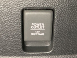 アクセサリーソケットはUSBのアダプターなどをつければ、スマホの充電にも使えます。横にはナビゲーション用の外部入力可能なUSB端子がついており、周辺には物が置けるボックスがついています。