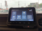 【純正ナビ】メーカーが専用設計した据え置き型のナビ。車両のセンサーと連動するため自車位置の精度が非常に高く、操作性が高いです。リセール価格に貢献しやすく、安心感を求める層にピッタリな装備です。