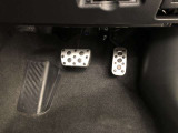 ゴムの滑り止めを組み合わせたアルミ製スポーツペダルです。靴が濡れていても滑りにくく、快適なドライブが楽しめます♪