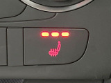 ●フロントシートヒーティング:運転席・助手席共に三段階で調節が可能なシートヒーターを装備しております。季節を問わず快適にご使用いただけます。