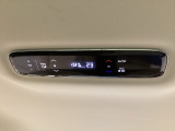 ルーフ中央にエアコン操作パネルがついていますので、2列目・3列目にお乗りの方も快適に過ごせます。