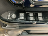 電動格納式リモコンドアミラーと、パワーウィンドウスイッチ等は運転席ドアにあります。