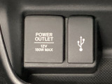 アクセサリーソケットはUSBのアダプターなどをつければ、スマホの充電にも使えます。横にはナビゲーション用の外部入力可能なUSB端子がついており、周辺には物が置けるボックスがついています。