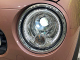 【LEDヘッドライト】悪天候や夜間走行時も良好な視界を確保し安心して運転できる高輝度LEDヘッドライトを装備!点灯速度が早く、消費電力も抑えられています。
