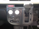 運転席・助手席のどちらからも操作しやすい、マニュアルエアコンです。