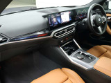 視線の先に自然と情報が集まり必要な操作へスムーズに手が届くBMWならではのコックピット。洗練されたデザインと上質な素材が調和し乗り込んだ瞬間からドライバーの走る歓びを日常に感じる空間です。