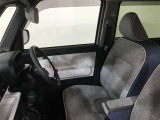 高いホールド性で運転姿勢が安定します。長距離ドライブでも疲れにくいのが魅力です。快適なドライビングライフをお送りください♪