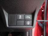 パーキングセンサーや横滑りを防ぐVSA等のスイッチ類は運転席の右側、手の届きやすい位置にあります。