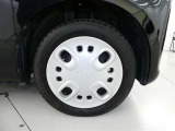 純正ホイール装着車です。キャップですので万が一キズをつけても簡単に交換可能です。