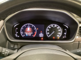 ハイブリット車専用のメーターです。右側の大型スピードメーターに加え、ステアリングスイッチを使って左のサブデスプレイで燃費や動力伝達などの情報が見れるようになっています。
