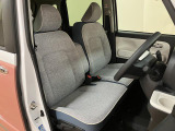ベンチシート形状で足元も含め広々ゆったり座っていただけます。運転席側に装備してますセンターコンソールボックスを利用頂くとセパレートしてリラックス、ベンチにして開放的に2タイプお好みに合わせ使えます。