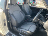 MINIは見切りの良い車です。右左折時や駐車に不安を感じている方も安心して運転することができます!