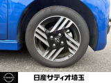 スポーティさを感じさせる純正アルミホイール