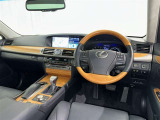 上質で落ち着いた印象のインパネ。視界も広々で運転しやすいです。