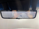 【デジタルインナーミラー(トヨタ)】車両後方カメラの映像をルームミラーに映すことが出来ます。 そのため、後席に人や荷物があって後方が見えづらい場合でもしっかり視界を確保することが出来ます。