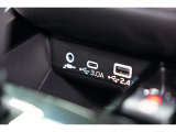 小物の収納に便利なセンタートレイには携帯等のデバイスの充電可能なUSB出力電源付です。