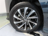 タイヤサイズは205/55R17。純正アルミホイール付き!