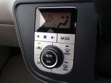 オートエアコンで車内快適♪ご希望の温度に設定すれば風向きや風量を自動で調整してくれますよ!