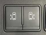 【両側パワースライドドア】スマートキーや運転席のスイッチで後席両側スライドドアの開閉が可能♪電動だから力を入れてドアを開ける必要が無く、小さなお子様でも簡単に開け閉めでき快適です♪